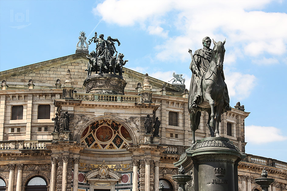 Semperoper und König-Johann-Denkmal in Dresden