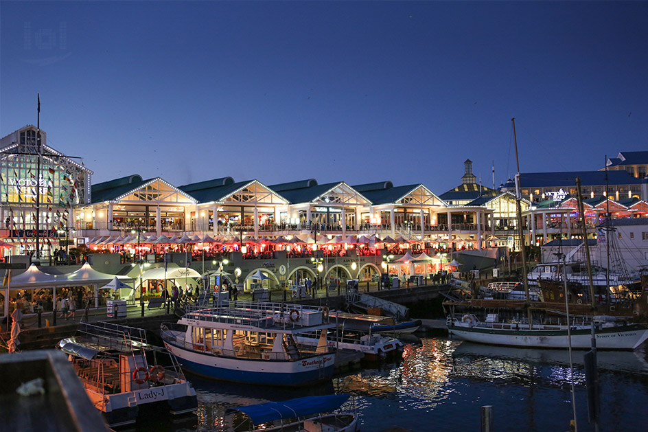 Aussicht auf die Waterfront in Kapstadt zur blauen Stunde