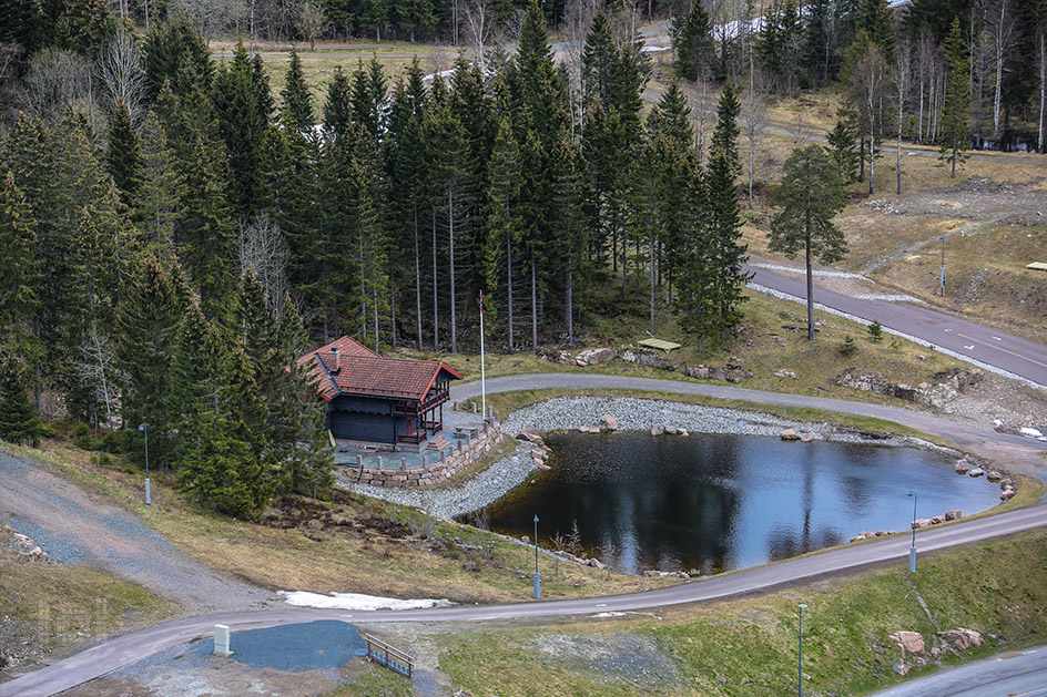 Aussicht vom Sprungturm des Holmenkollen auf ein kleines Haus am See