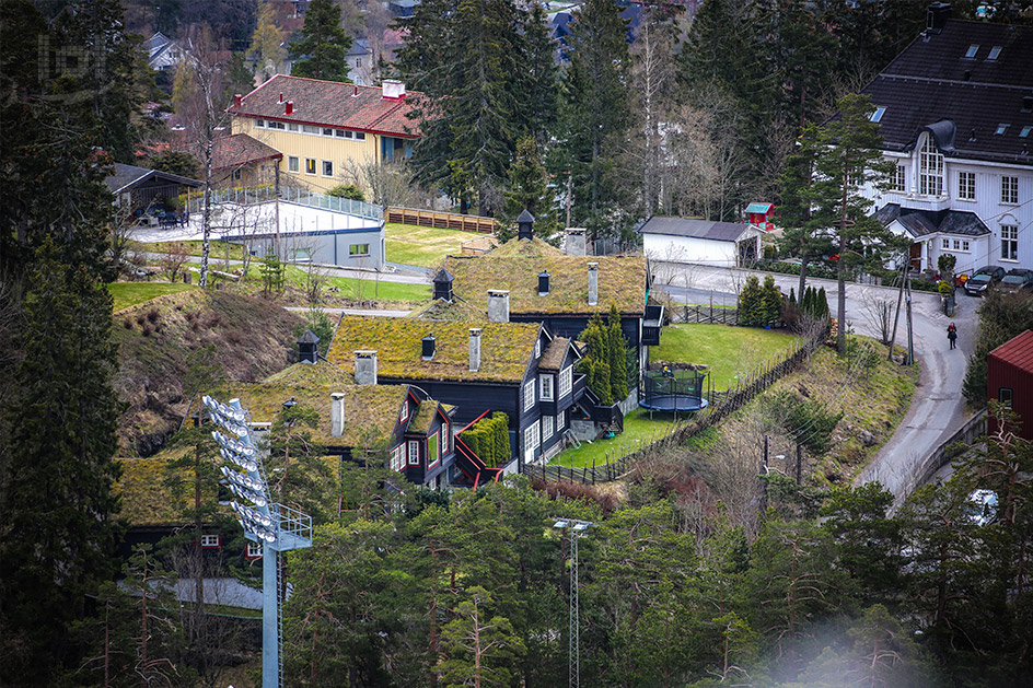 Aussicht vom Sprungturm des Holmenkollen auf moosbedeckte kleine Häuser