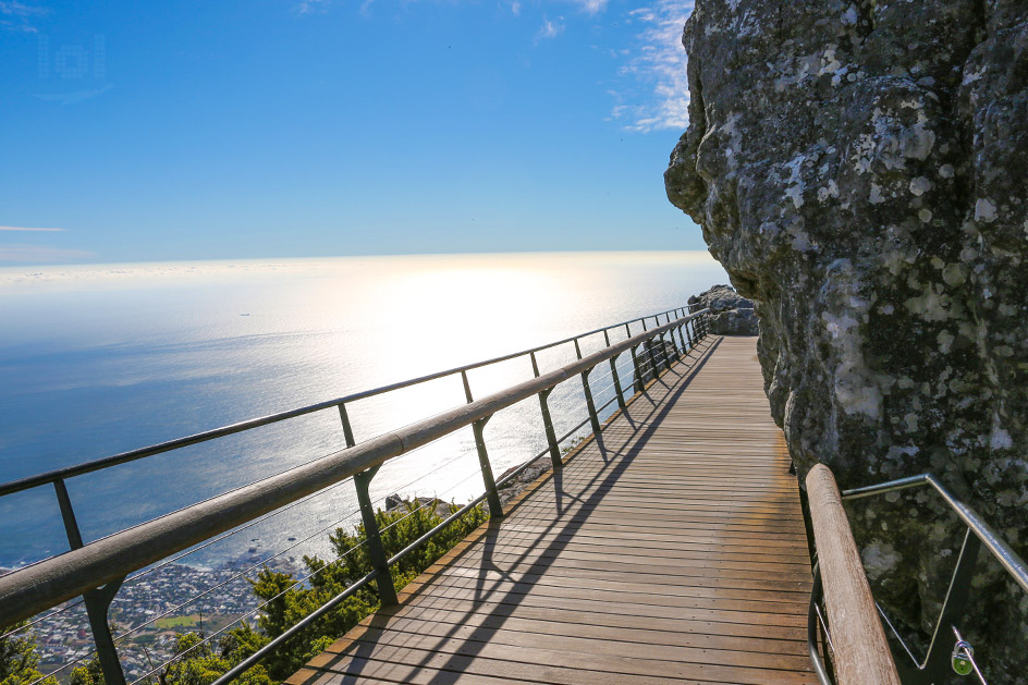 Ausblick vom Holzsteg auf dem Tafelberg auf das Meer