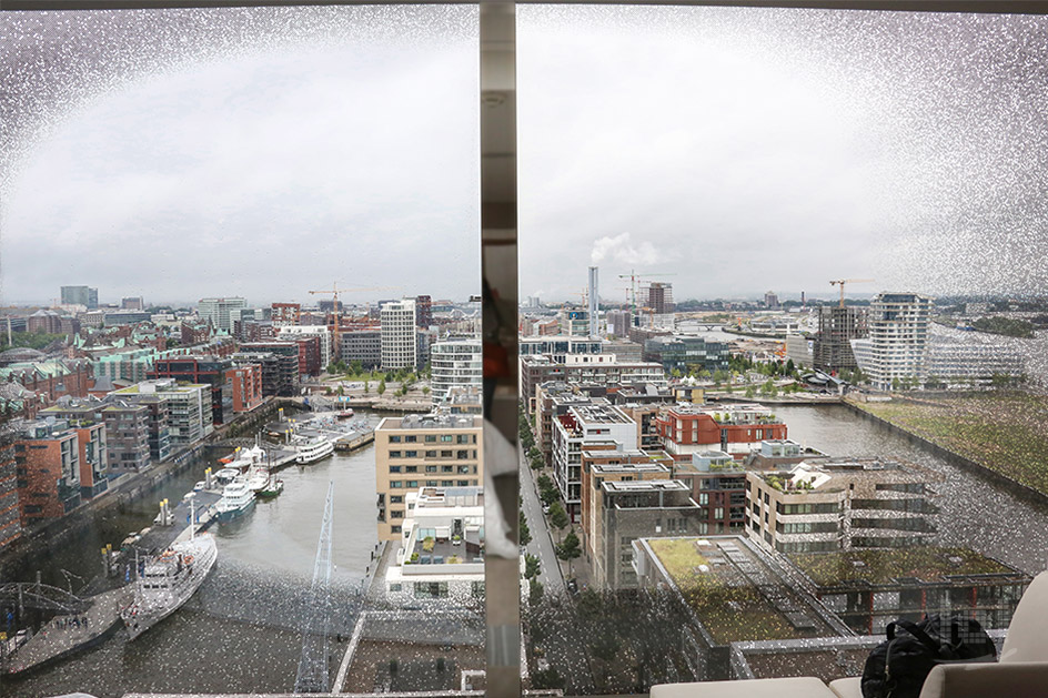 Aussicht aus einem wunderschönen Zimmer der Elbphilharmonie auf die Hafencity und die Elbe