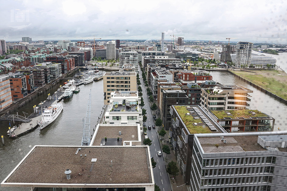 Aussicht aus einem wunderschönen Zimmer der Elbphilharmonie auf die Hafencity und die Elbe