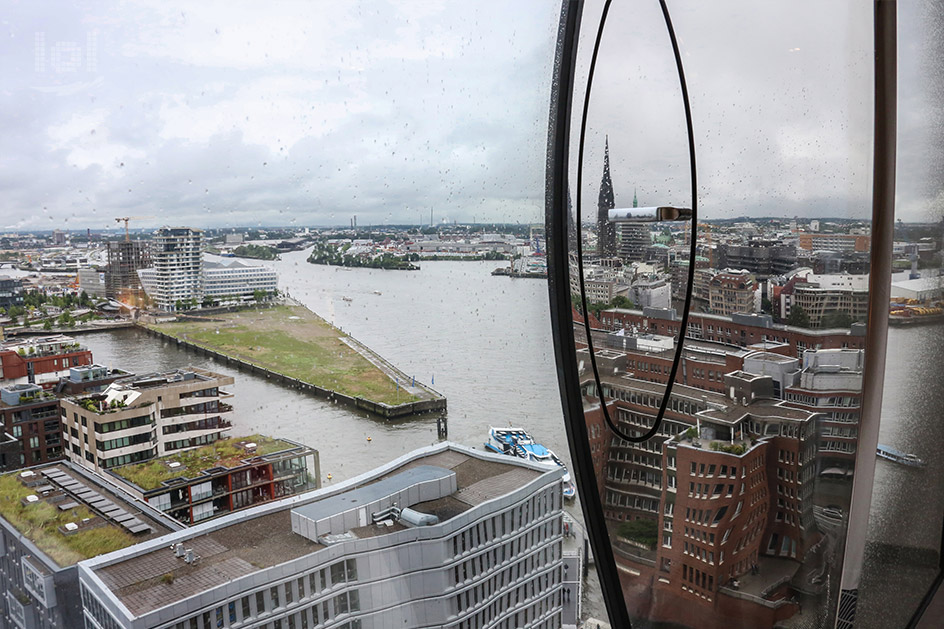 Aussicht aus einem wunderschönen Zimmer der Elbphilharmonie auf die Hafencity und die Elbe