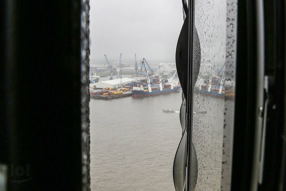 Aussicht aus einem wunderschönen Zimmer der Elbphilharmonie auf die Hafencity und die Elbe