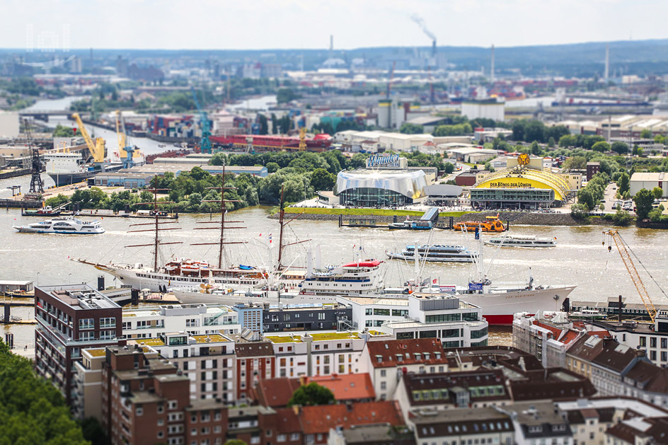 Aussicht vom Hamburger Michel auf den Hamburger Hafen und Musicalgebäude