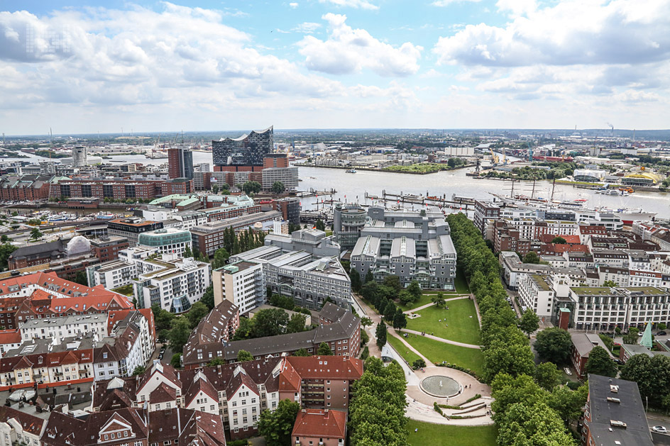 Aussicht vom Hamburger Michel auf den Hamburger Hafen, die HafenCity und die Elbphilharmonie