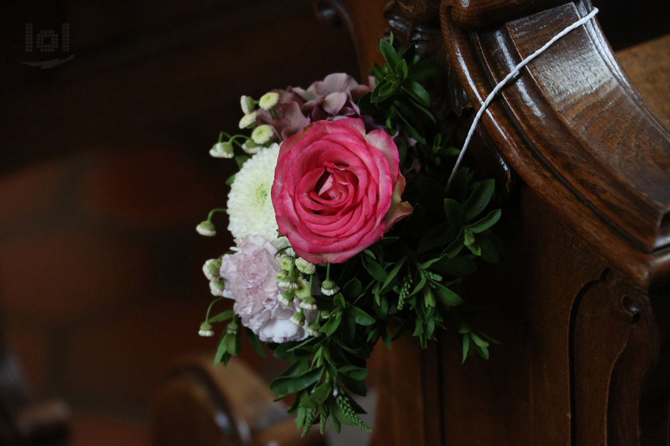 Blumenschmuck in der Kirche bei einer Trauung