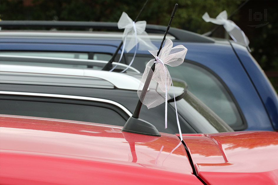 Hochzeitsschleifen an Autos