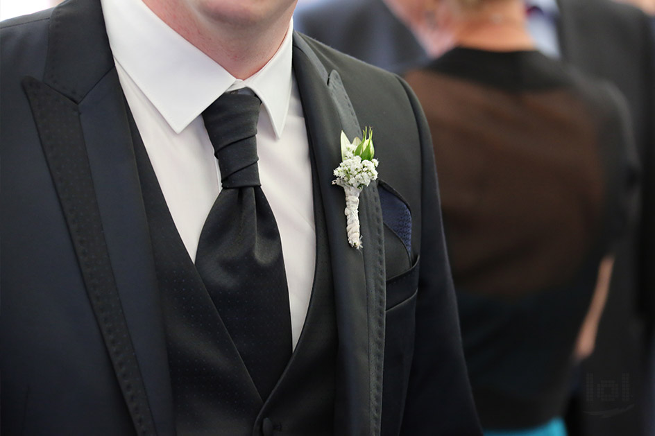 Hochzeitsanzug mit Blumenschmuck