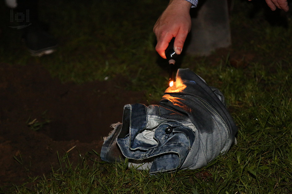 Polterabend: alter Brauch - Hose verbrennen