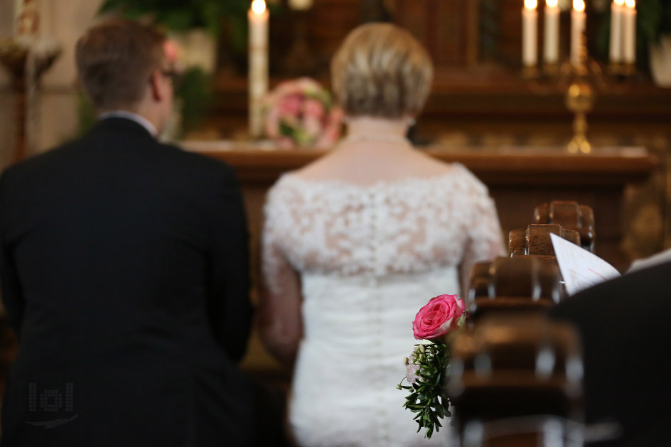 Hochzeitspaar bei der kirchlichen Trauung