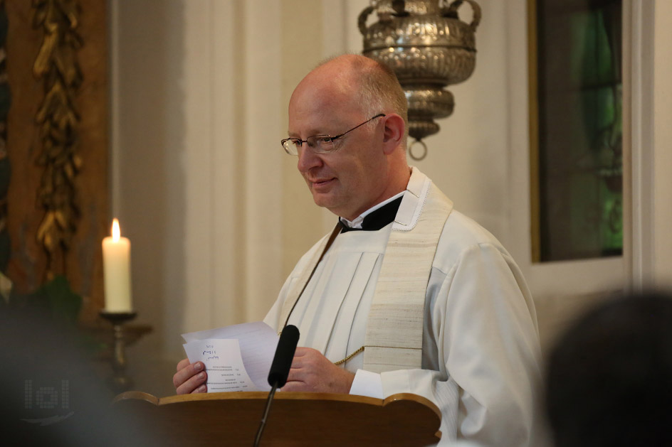 Pastor bei der kirchlichen Trauung