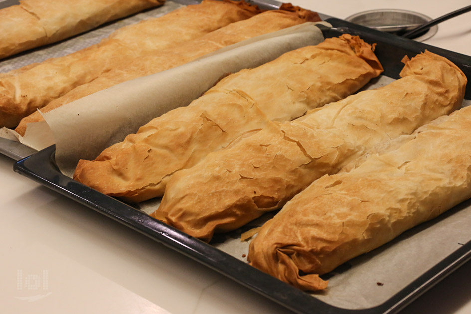 Apfelstrudel auf einem Backblech