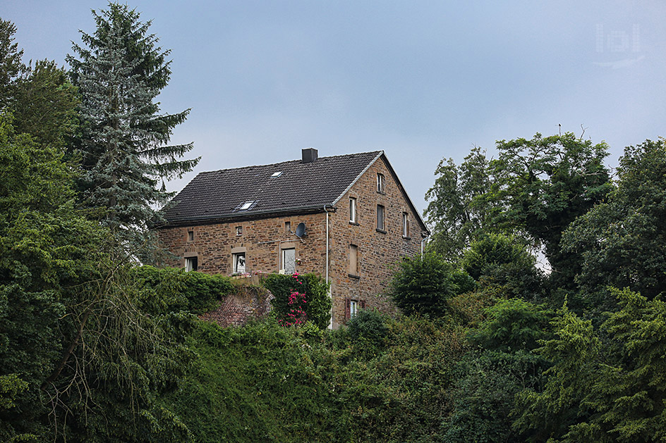 Altes Haus an begrüntem Hang