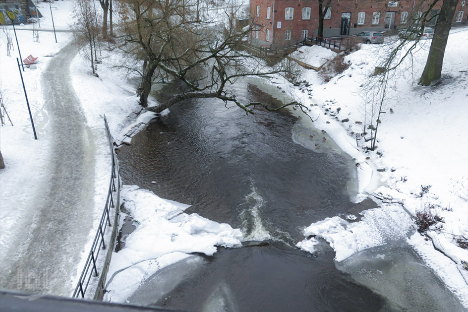 Der Fluß Akerselva mit Schnee und Eis