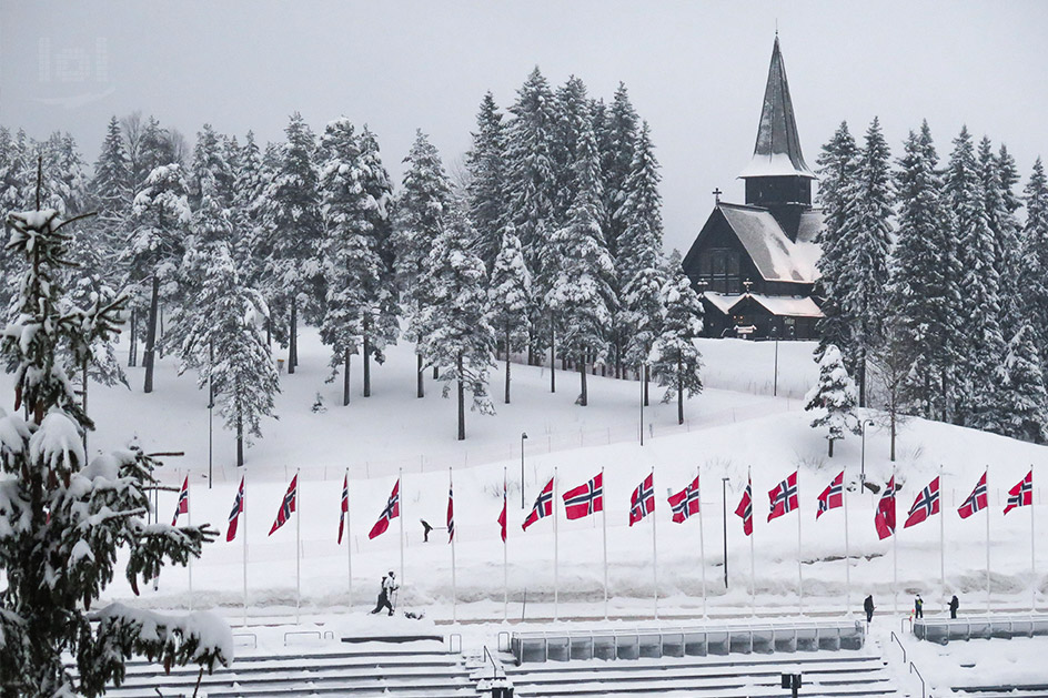 Flaggen von Norwegen vor der Holmenkollen Kapell