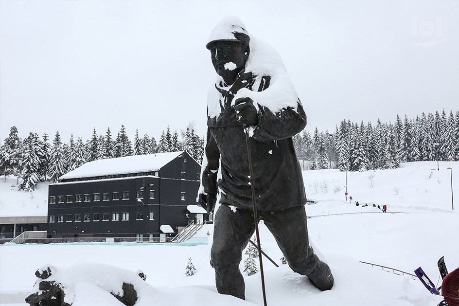 Skischule und Skultur eines Skiläufers am Holmenkollen