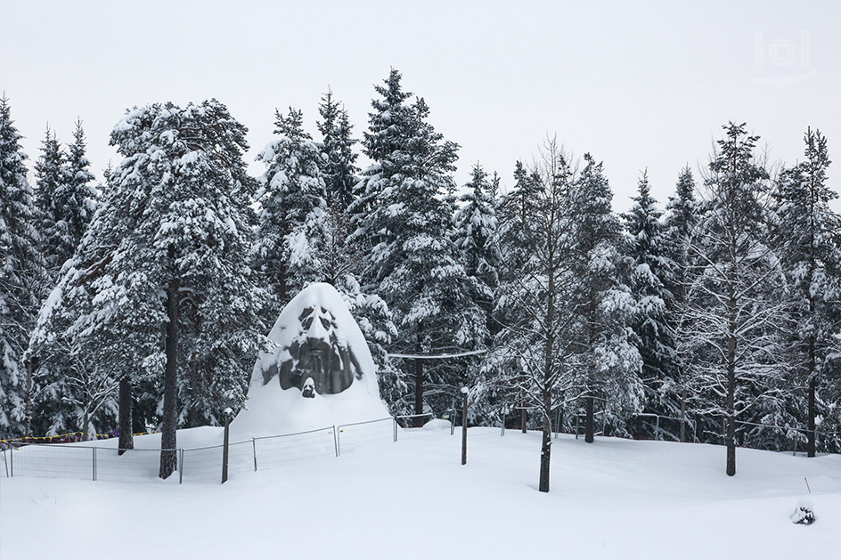 7 Meter große Skulptur eines Trolls am Holmenkollen