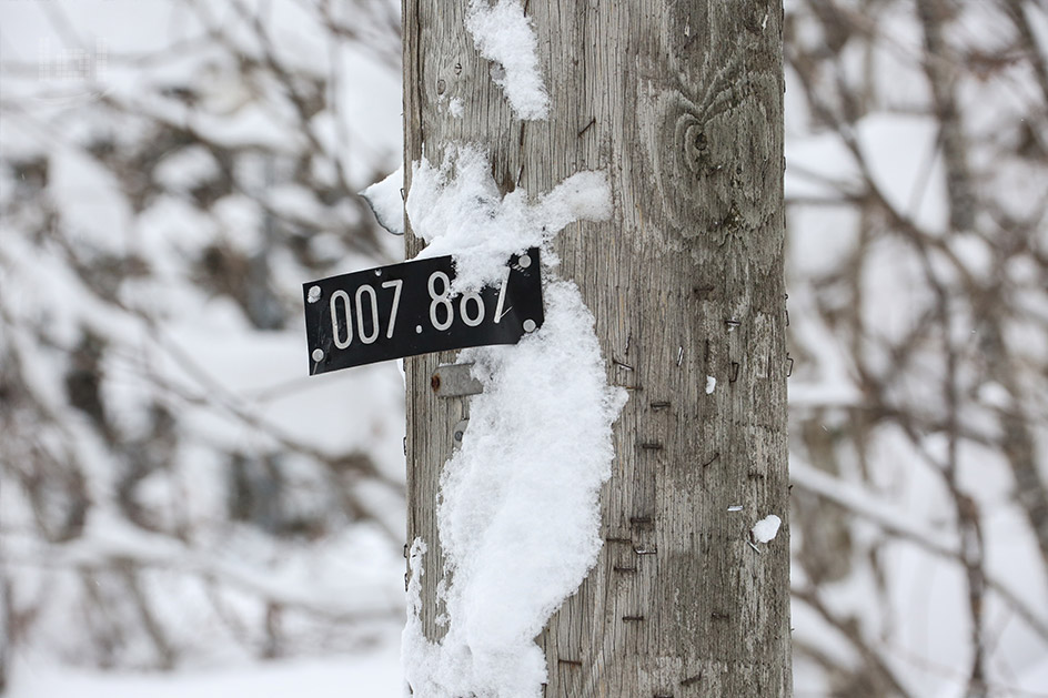 007 was here: Kennzeichnung am Telegrafenmast