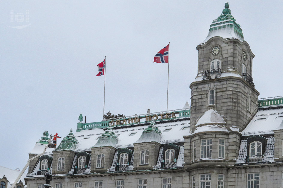 Schneeräumarbeiten am Dach des Grand Hotel