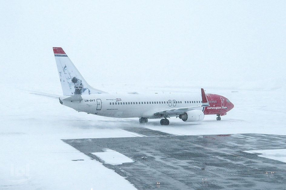 Flugzeug der Norwegian Airline am Gate des Flughafen Oslo kurz vor dem Abflug Flugzeug der Norwegian Airline am Gate des Flughafen Oslo kurz vor dem Abflug