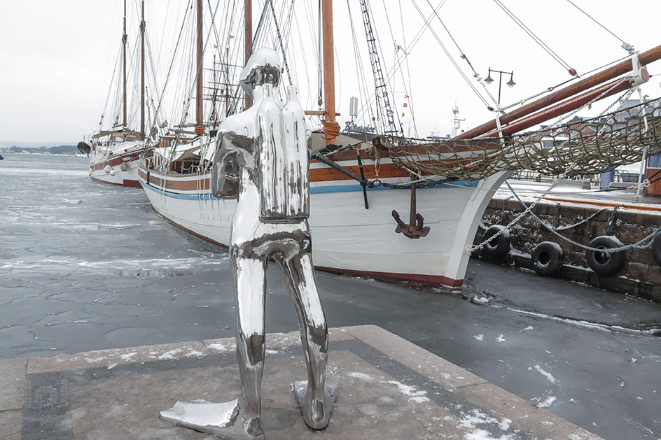 Skulptur eines Tauchers auf der Rådhusbrygge