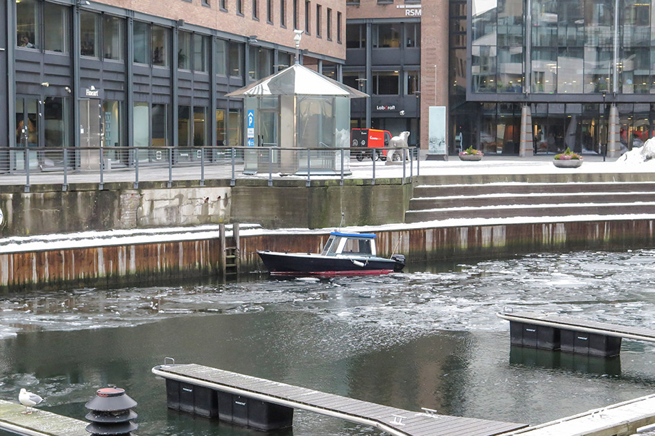 Ein kleines Schiff in Tjuvholmen