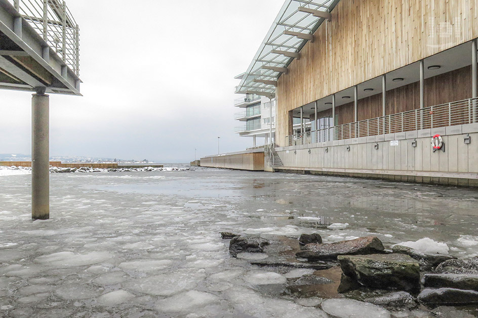 Eisschollen im Fjord von Tjovholmen beim Astrup Fearnley Museum