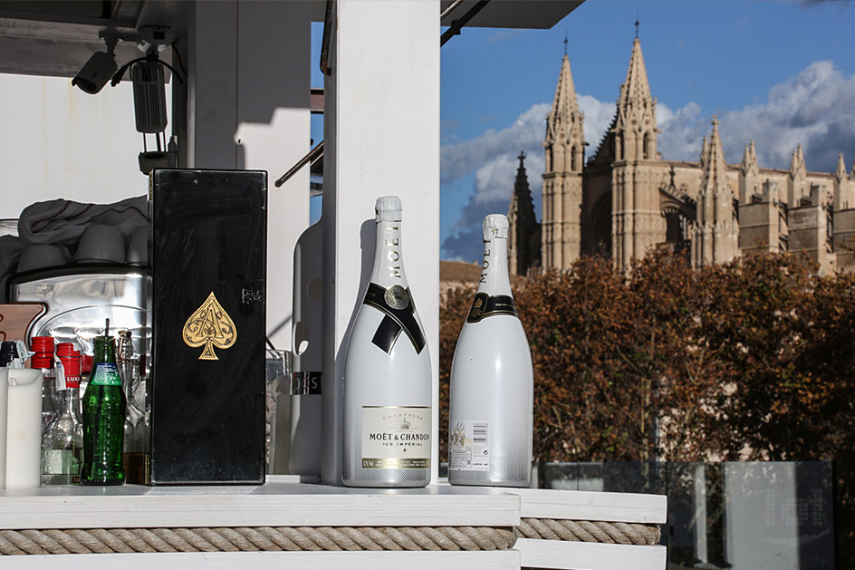 Zwei Flaschen Moet & Chandon stehen auf einem Tresen in einem Cafe vor der Kathedrale von Palma de Mallorca