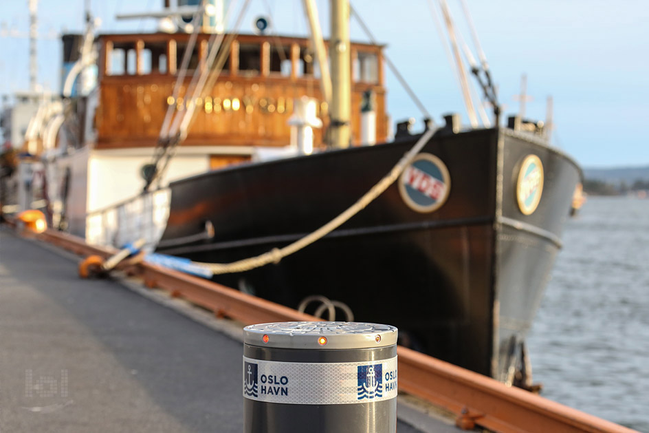 Altes Segelschiff im Hafen von Oslo mit Poller