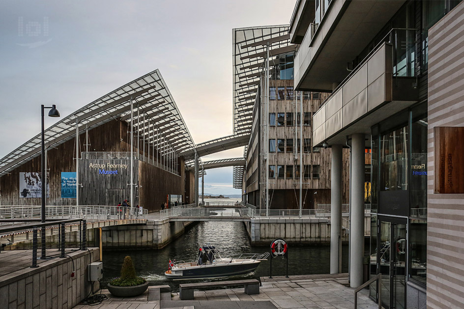 Astrup Fearnley Museet in Oslo Tjuvholmen mit Boot davor in den fruehen Abendstunden