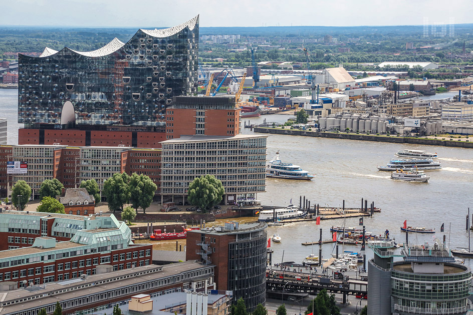 Blick vom Michel auf den Hamburger Hafen und die Elbphilharmonie