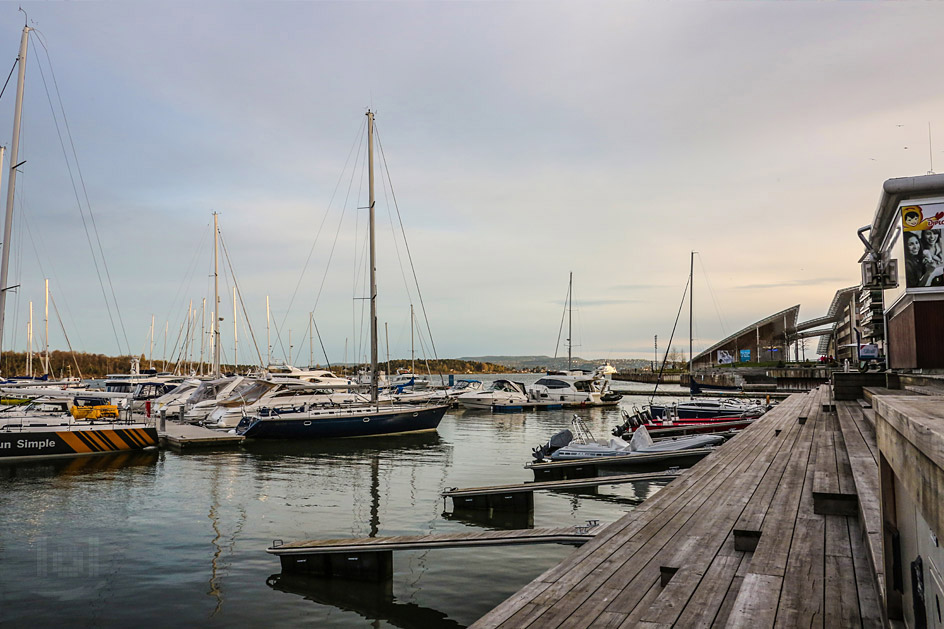 Boote in Oslo Tjuvholmen in den fruehen Abendstunden