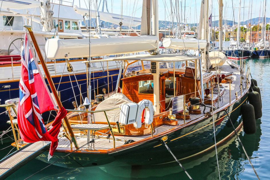 Exklusives Segelboot im Hafen von Palma de Mallorca