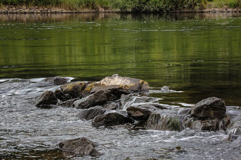 Flusslauf der Ruhr über Steine in Bochum