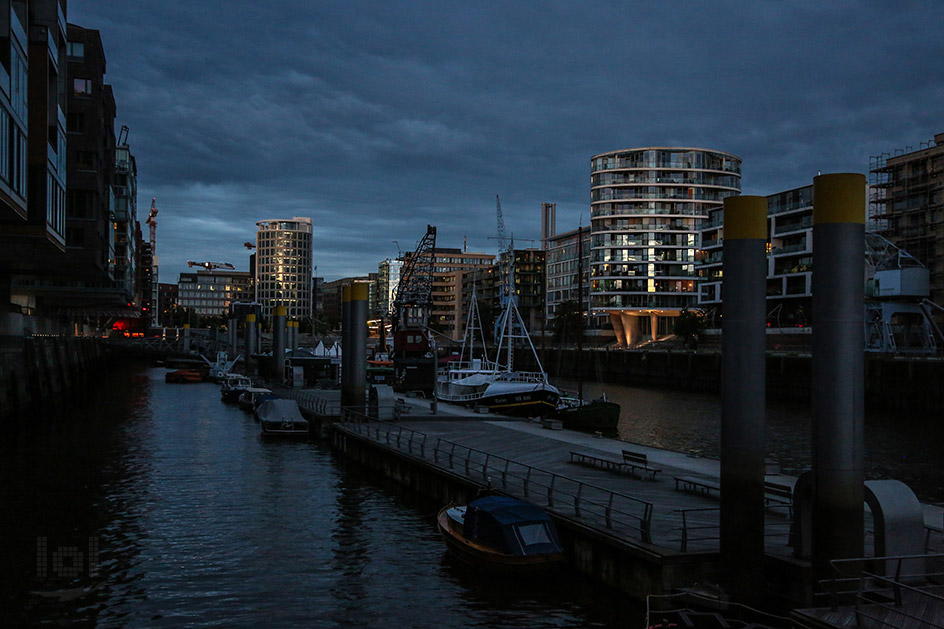 Hafencity in Hamburg in der blauen Stunde