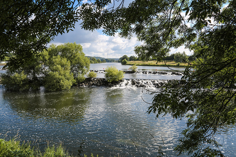 Kleine Wasserfälle am Ufer der Ruhr in Bochum