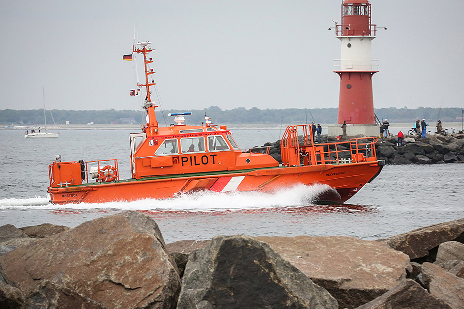 Lotsenschiff Pilot auf der Ostsee in Warnemünde