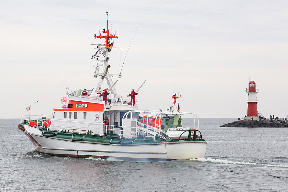 SAR Schiff Arkona und Caspar auf der Ostsee in Warnemünde