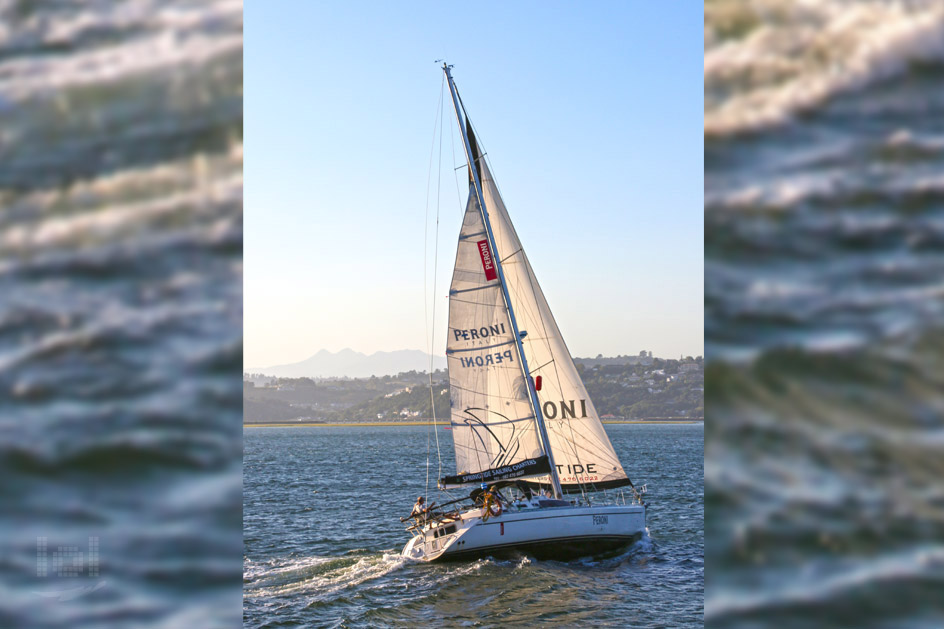 Segelboot mit Peroni Werbung auf dem Knysna River in Südafrika