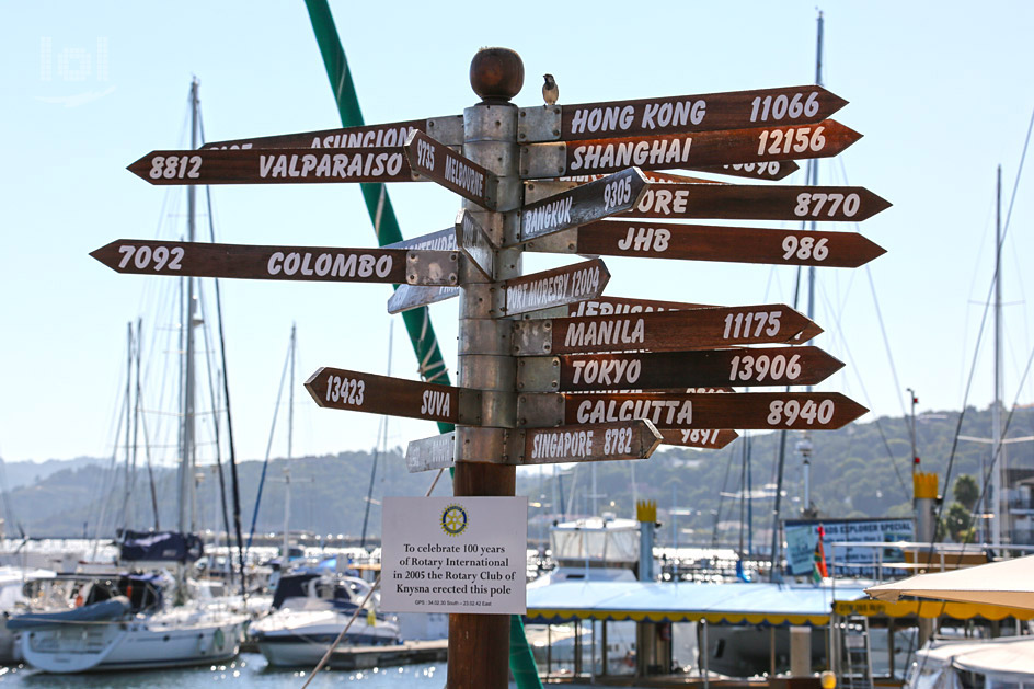 Wegweiser des Rotary Club am Knysna River mit Vogel darauf in Südafrika