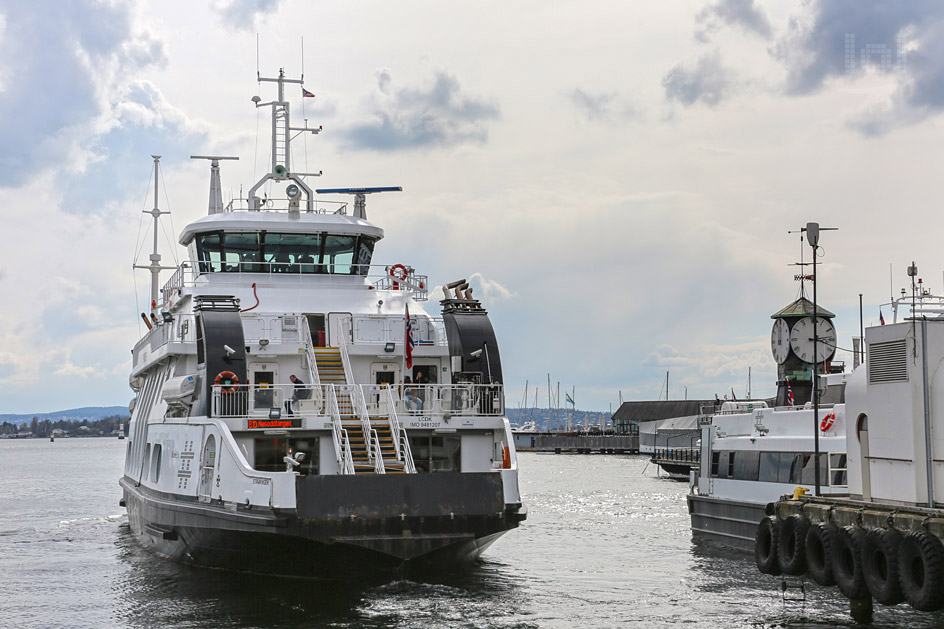 ablegende Faehre am Hafen in Aker Brygge in Oslo