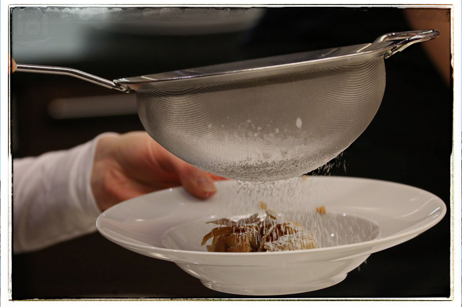 Apfelstrudel wird mit Puderzucker bestäubt