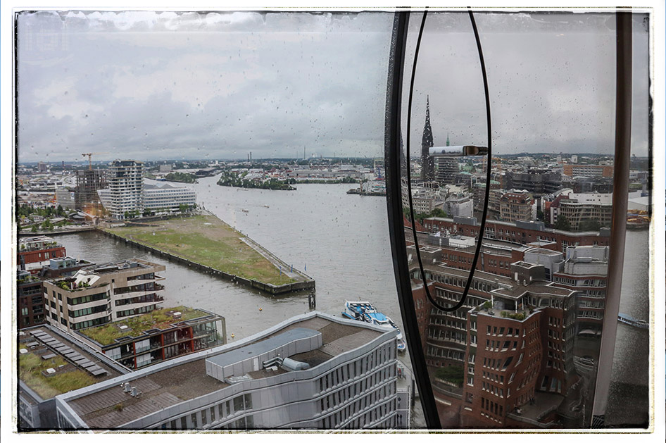 Ausblick aus dem wunderschönen The Westin Hamburg in der Elbphilharmonie auf die Hafencity und die Elbe