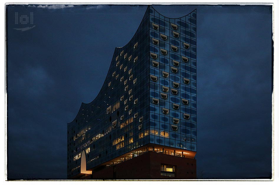 Hamburger Elbphilharmonie zur blauen Stunde