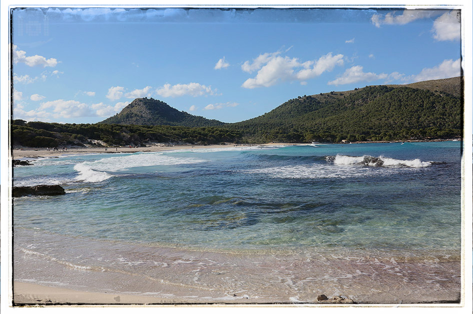 Malerische Bucht am Meer vor Mallorca