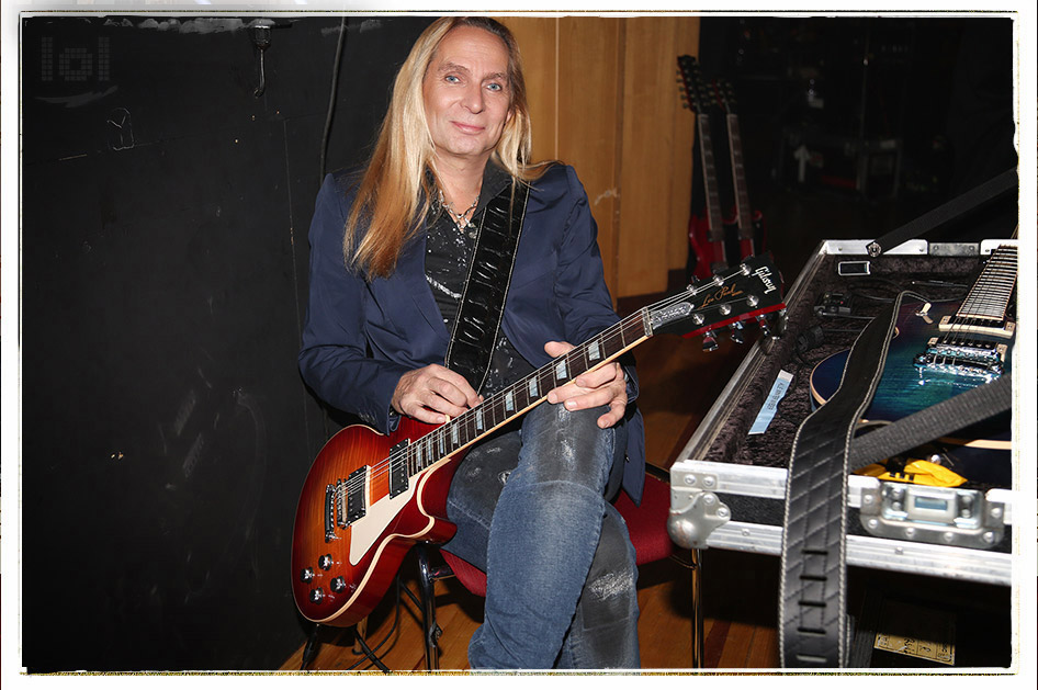 Uwe Hassbecker mit der Les Paul backstage bei MASCHINEs „ALLE WINTER WIEDER”-Tour